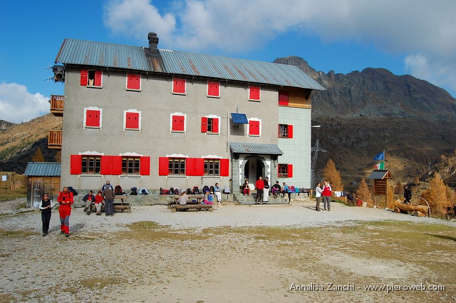 29 Rifugio Laghi Gemelli.JPG